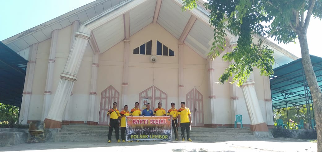 Songsong Natal 2018, Polsek Lembor Bakti Sosial di Gereja