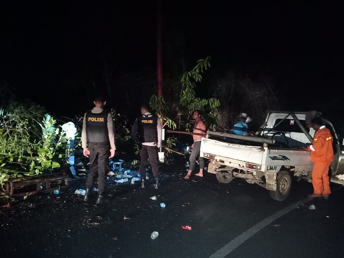 Angin Kencang Tumbangkan Tiang Listrik, Sat Sabhara Polres Manggarai Barat Bantu Pengamanan Dalam Proses Perbaikan