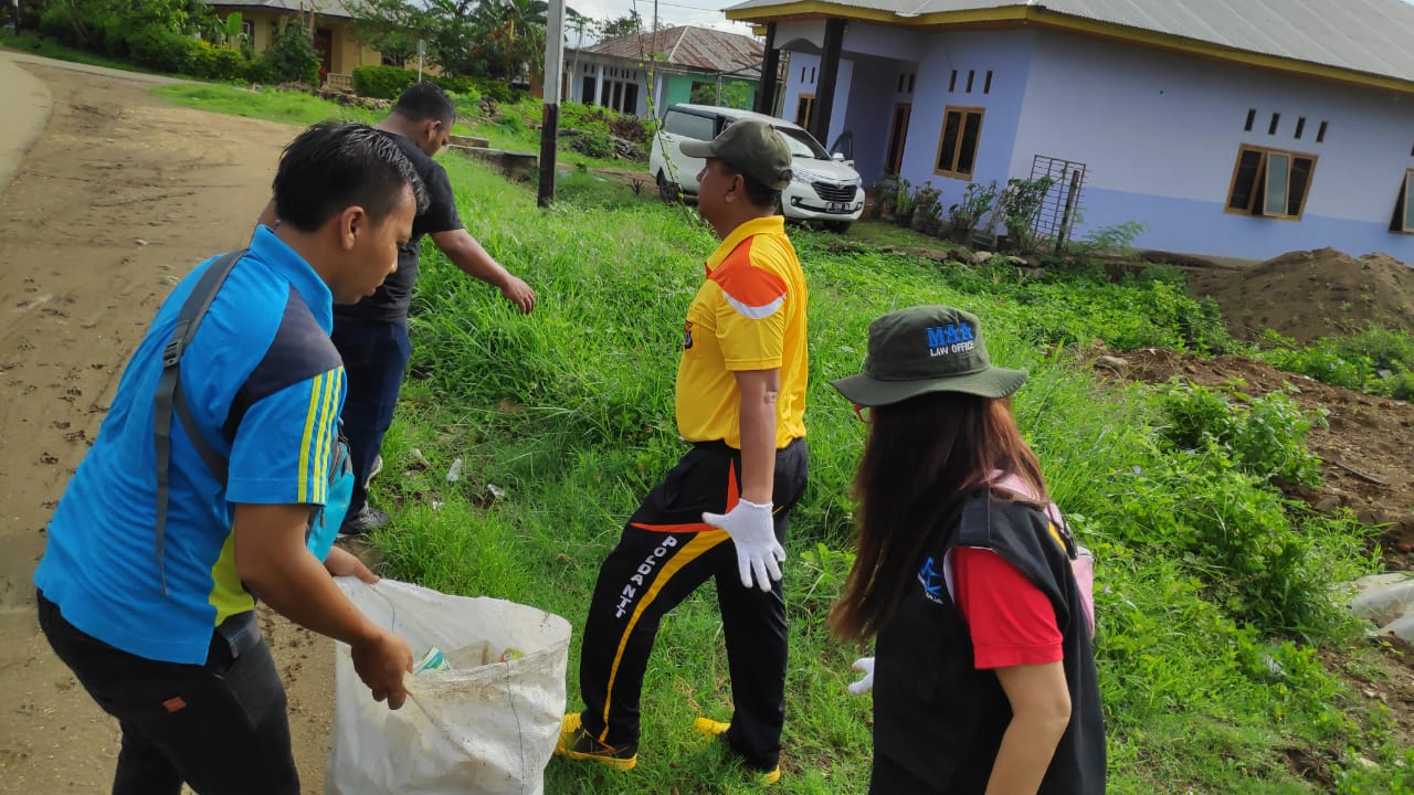 Berantas DBD, Anggota Polres Manggarai Barat Ikuti Kerja Bakti Bersihkan Pasar di Kota Labuan Bajo