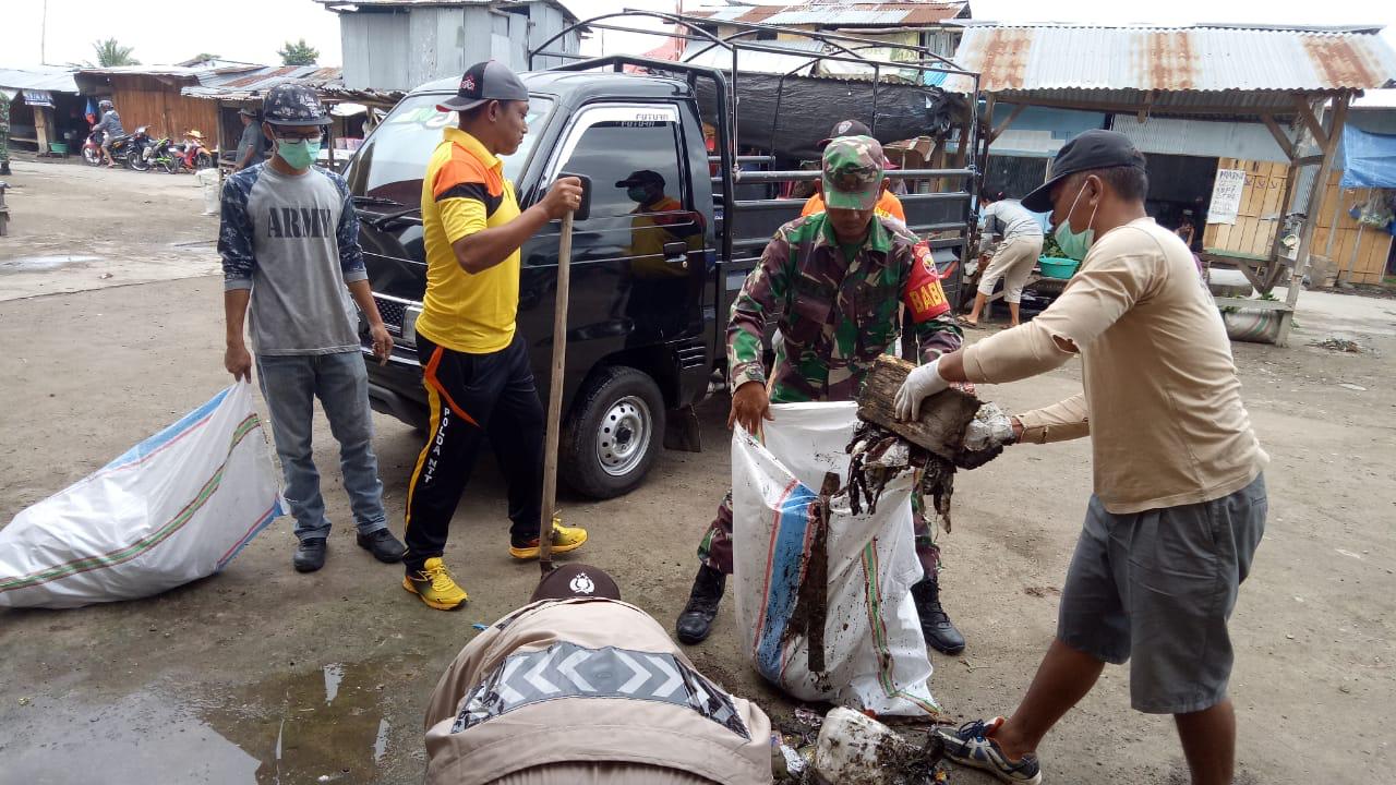 Cegah Wabah DBD, Para Personel Polsek Lembor Kerja Bakti Bersihkan Pasar Lembor