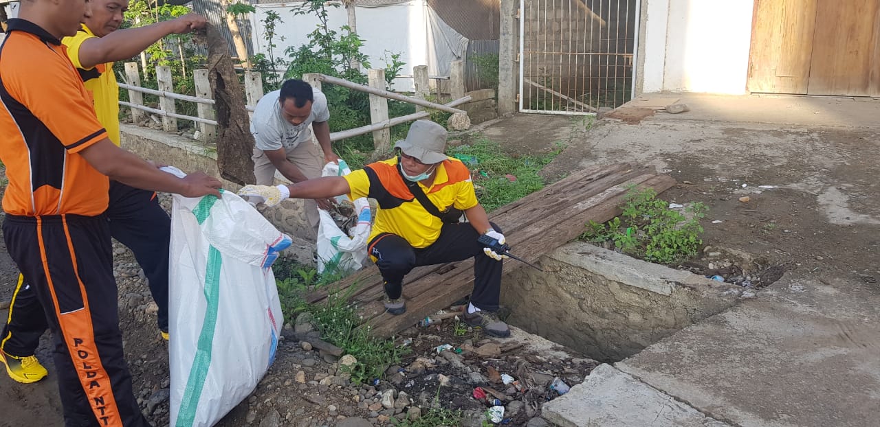 Perangi Penyakit DBD di Manggarai Barat, Para Anggota Polres Manggarai Barat Ikuti Bersih-Bersih Masal