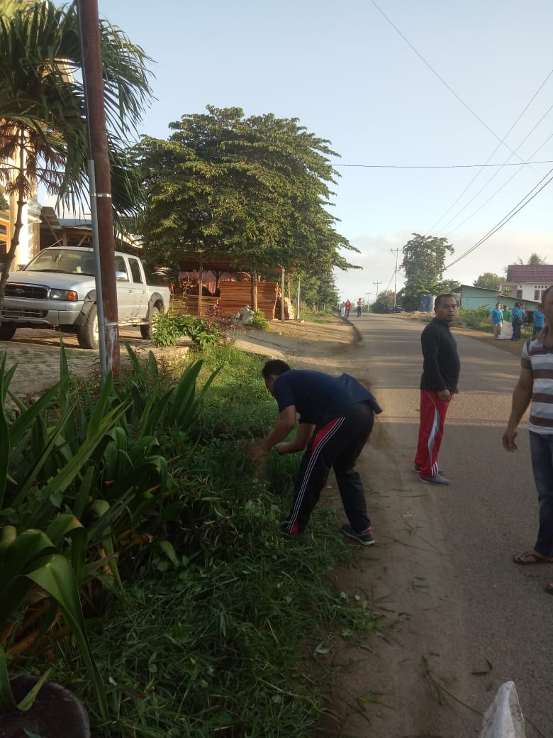 Bantu Berantas DBD di Manggarai Barat, Bhabinkamtibas Desa Batu Cermin Bantu Ikut Bersih-Bersih Masal