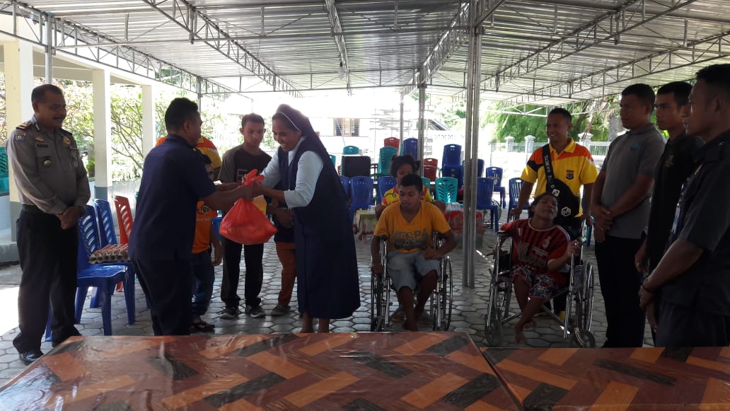 Satpam Bersama Sat Binmas Polres Manggarai Barat Berikan Bantuan Sembako Ke Yayasan St. Damian