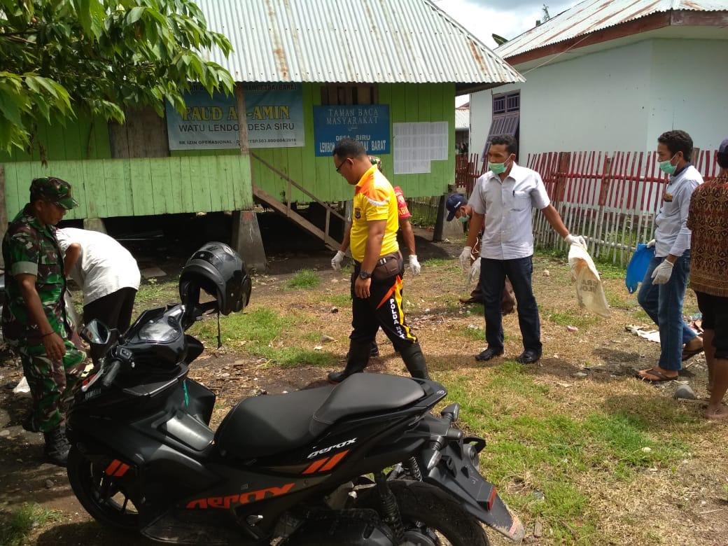 Usai Hadiri Sosialisasi DBD, Personel Polsek Lembor Lanjut Bersih-Bersih Kampung