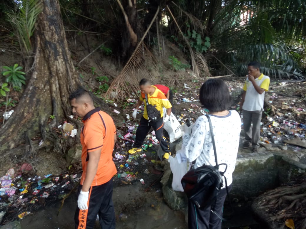 DBD Masih Jadi Momok, Personel Polres Mabar Giat Bersih-Bersih