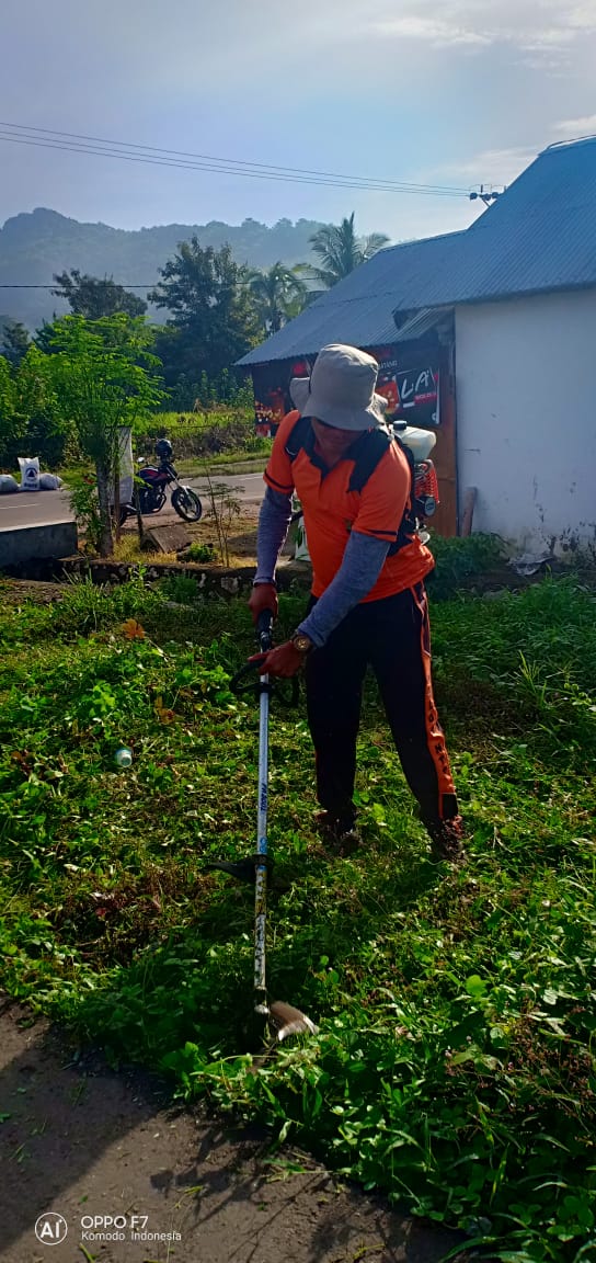 Anggota Polsek Komodo dan Bhabinkamtibmas Kompak Kerja Bakti Perangi DBD