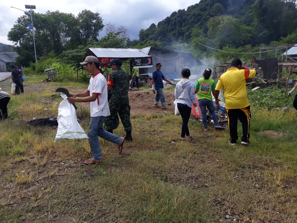 Tak Mau Warga Binaannya Terjangkit DBD, Bhabinkamtibas Watu Nggelek Semangat Kerja Bakti