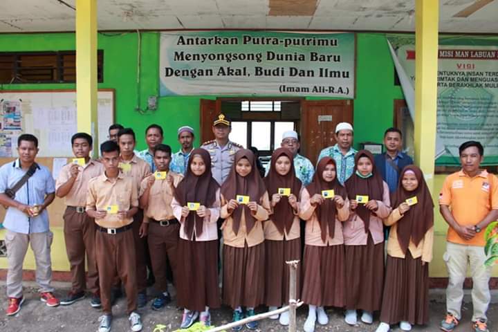 Ratusan Siswa MAN Labuan Bajo Terima Kartu Sidik Jari Dari Kapolres Mabar