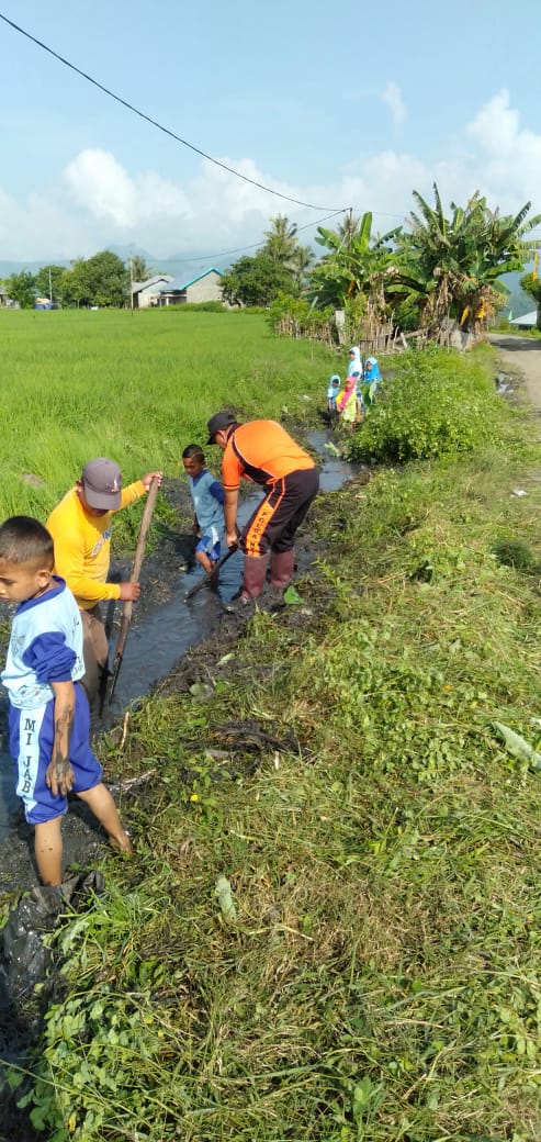 Cegah DBD, Brigpol Ardianius Berishkan Jalur Irigasi