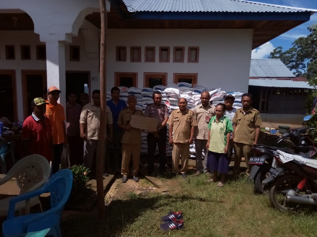 Kapolsek Lembor Salurkan 2 Ton Beras Dari Dinsos Untuk Korban Longsor Manggarai Barat