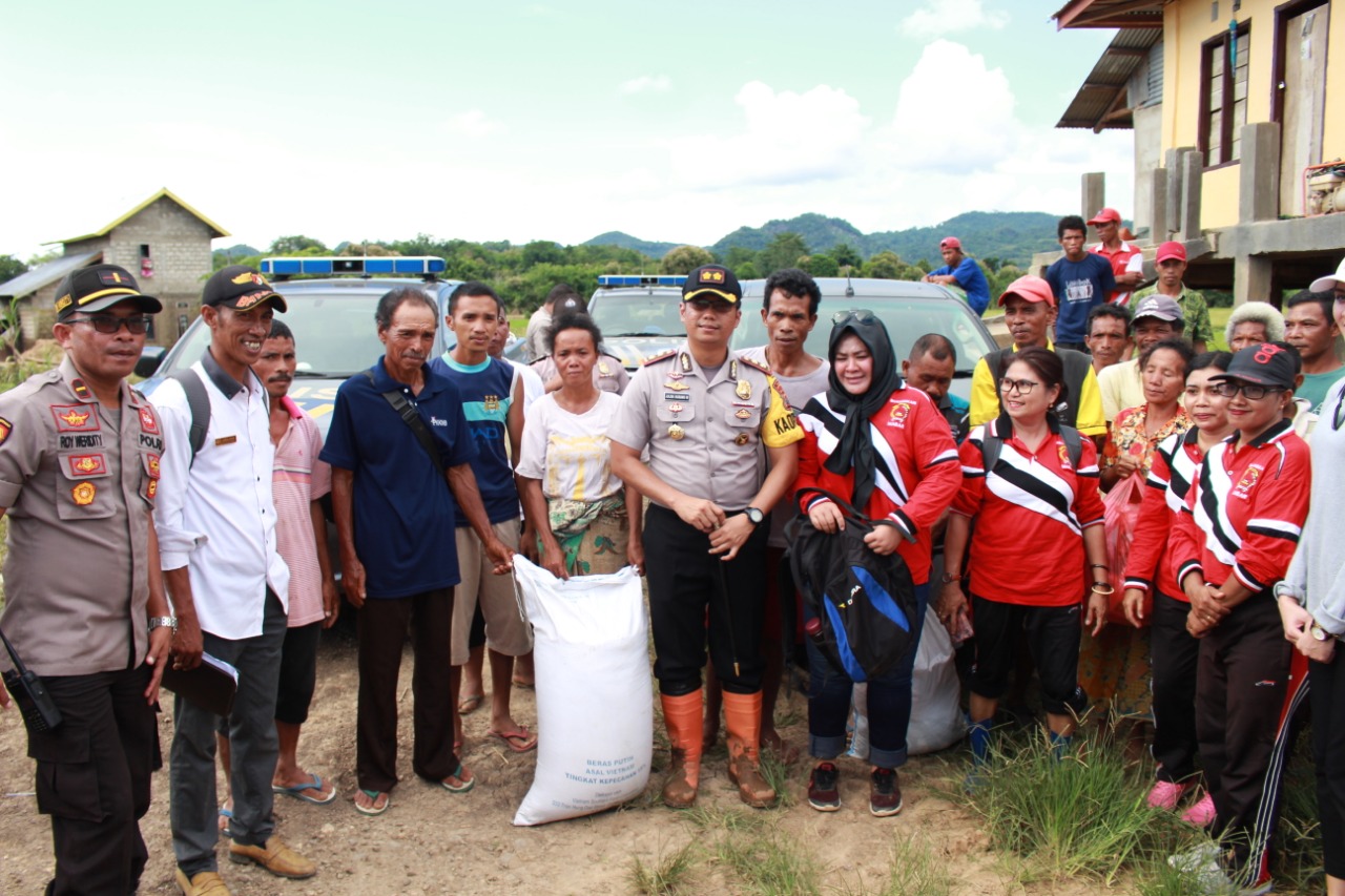 Ringankan Beban Korban Banjir, Polres Mabar Gandeng Komunitas Beri Bantuan Sembako