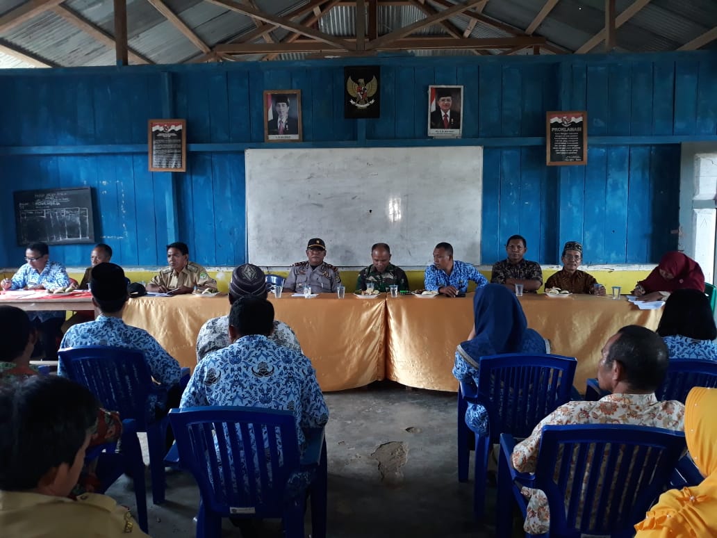 Kapolsek Macang Pacar Hadiri Rapat Persiapan Penegerian MI Nurul Taufik Bari