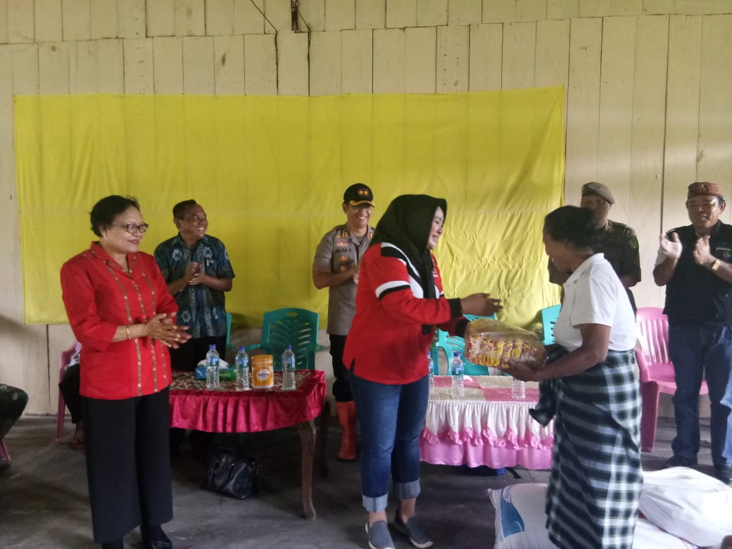 Bawa Bantuan Sembako, Ketua Bhayangkari Cabang Mabar Tinjau Lokasi Banjir di Macang Pacar