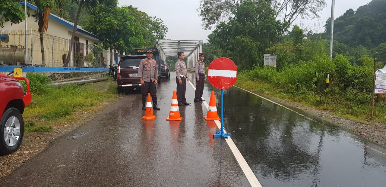 Rawan Longsor Susulan, Personel Gabungan Atur Lalin Jalur Trans Flores