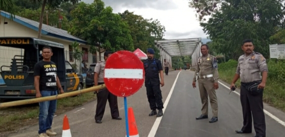 Berlaku Sistem Buka Tutup, Kasat Lantas Polres Mabar Pimpin Pengamanan Jalur Trans Flores di Pos Jembatan Waemese