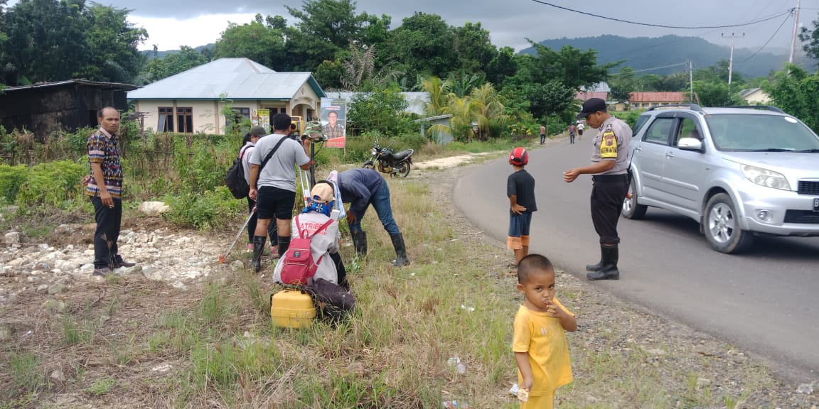 Bhabinkamtibmas Desa Nggorang Dampingi BPN Ukur Tanah Sengketa