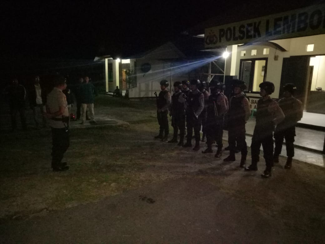 Personel Polsek Lembor dan BKO Polda NTT Gelar Patroli Malam Jelang Pemilu 2019