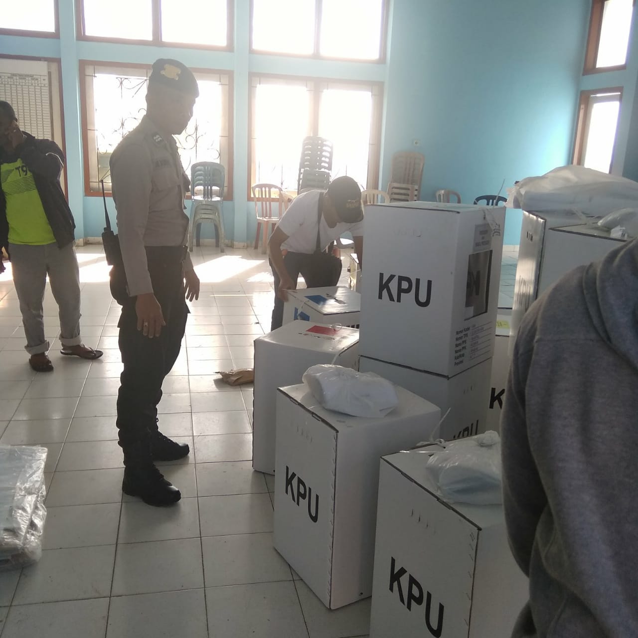 Polres Mabar Kawal Penyaluran Logistik Pemilu 2019 Ke Kecamatan Kuwus