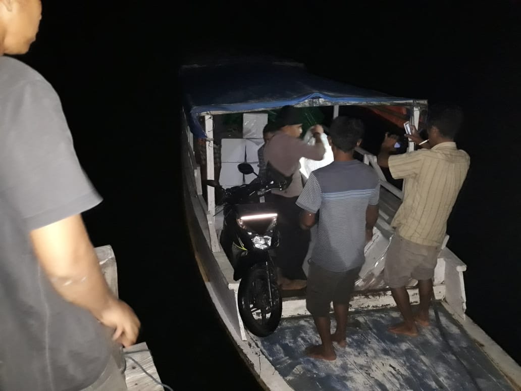 Tempuh Jalur Laut, Polres Mabar bantu Kawal Logistik Pemilu 2019 Ke Desa Bari