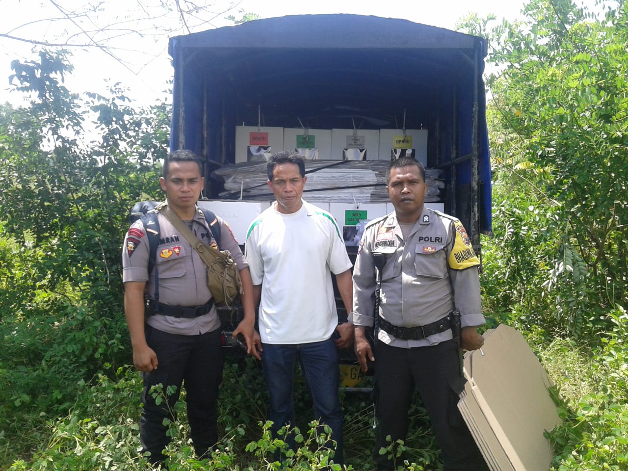 Dua Personel Polres Mabar Kawal Logistik Pemilu 2019 di Kecamatan Mbeliling