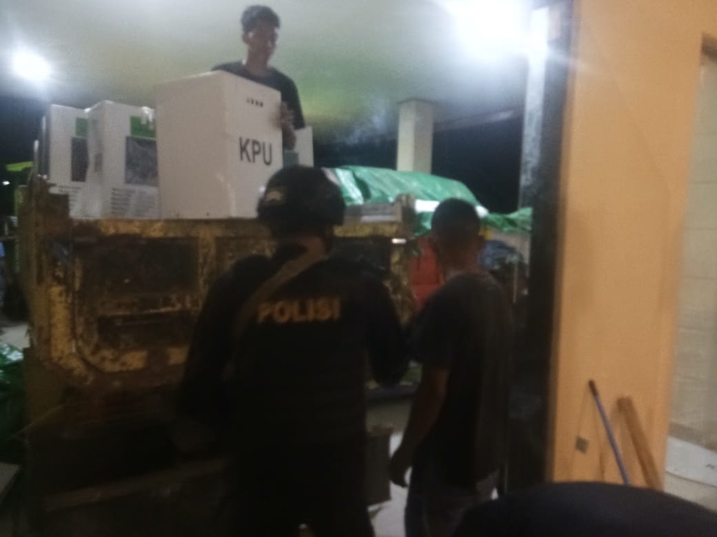 Personel Polres Mabar Kawal Pergeseran Kotak Suara Ke KPUD Mabar