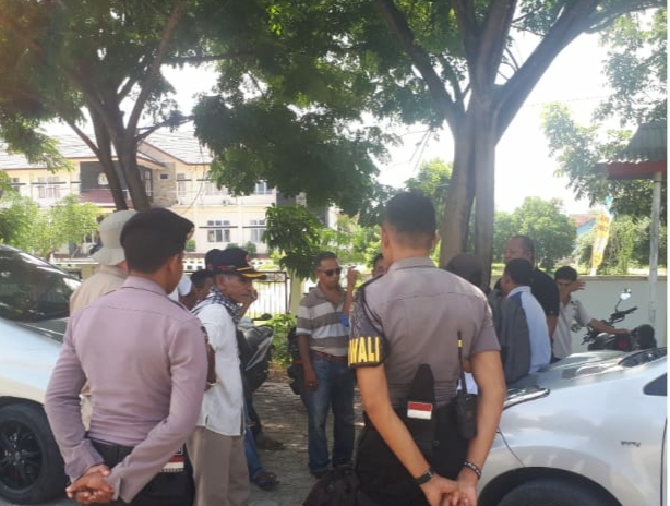 Personel Polres Mabar Amankan Aksi Damai Forum Peduli Tanah Ge di Kantor BPN Mabar