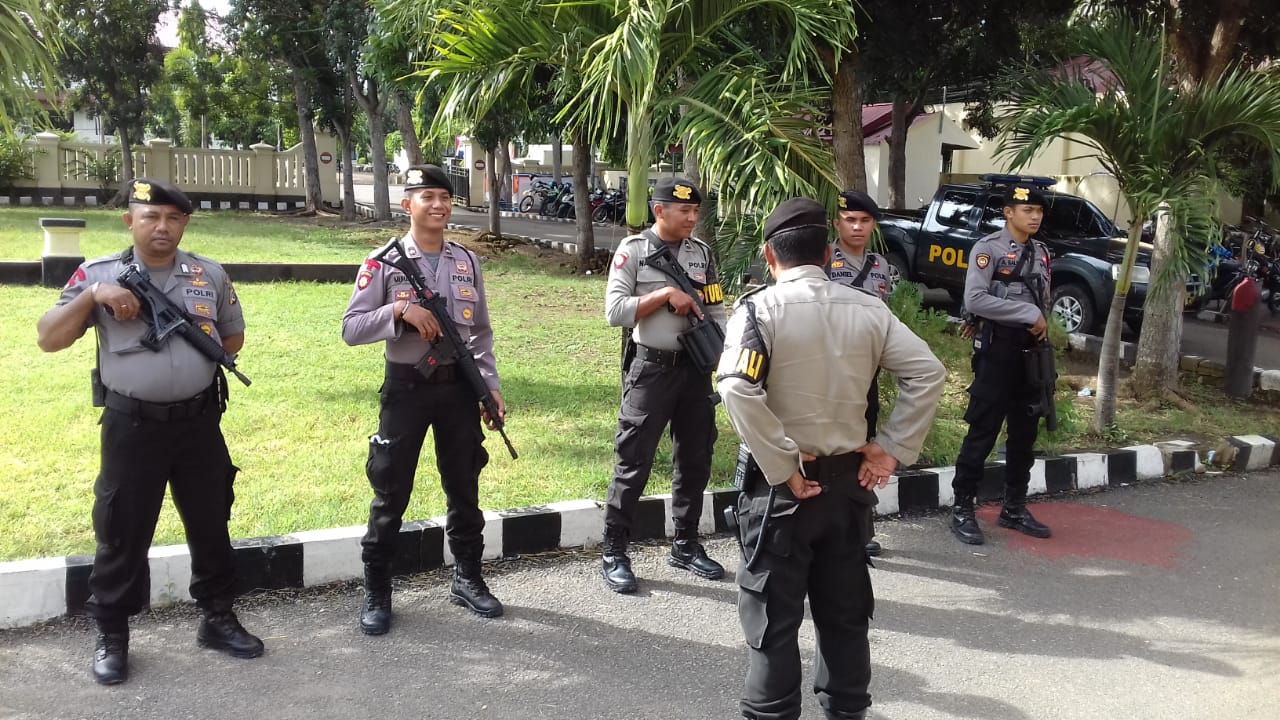 Sat Sabhara Polres Mabar Amankan Sidang Lapangan PN Labuan Bajo di Wae Cicu