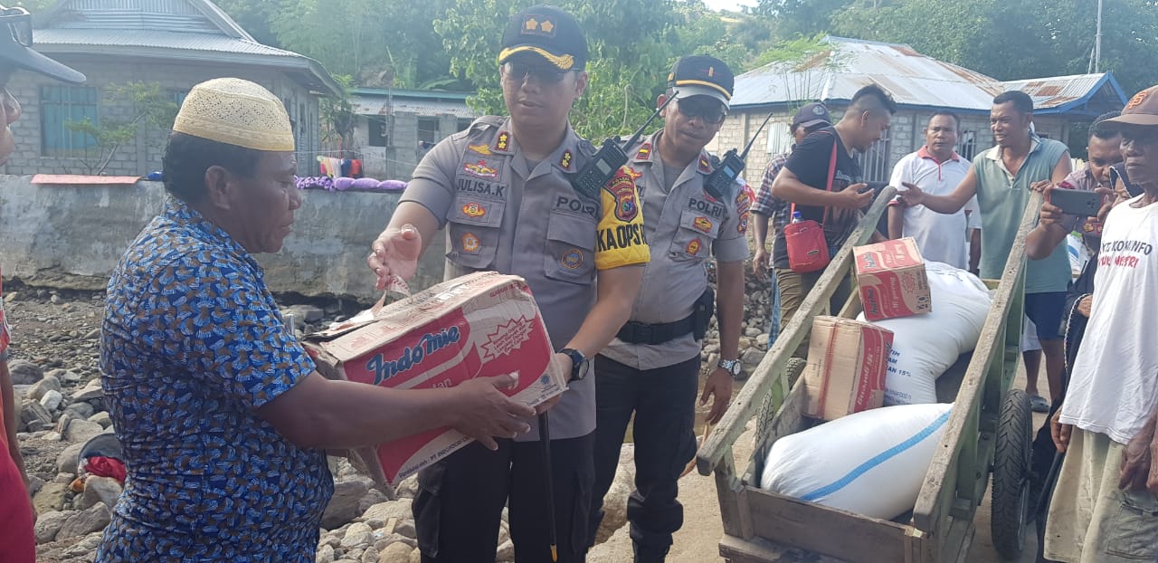 Polres Mabar dan Pemda Mabar Serahkan Bantuan Untuk Korban Banjir di Pulau Komodo