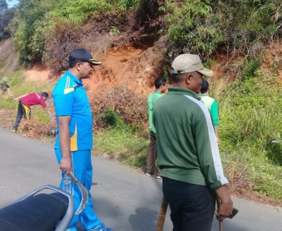 Bulan Bakti Gotong Royong, Polsek Kuwus Ikuti Kerja Bakti