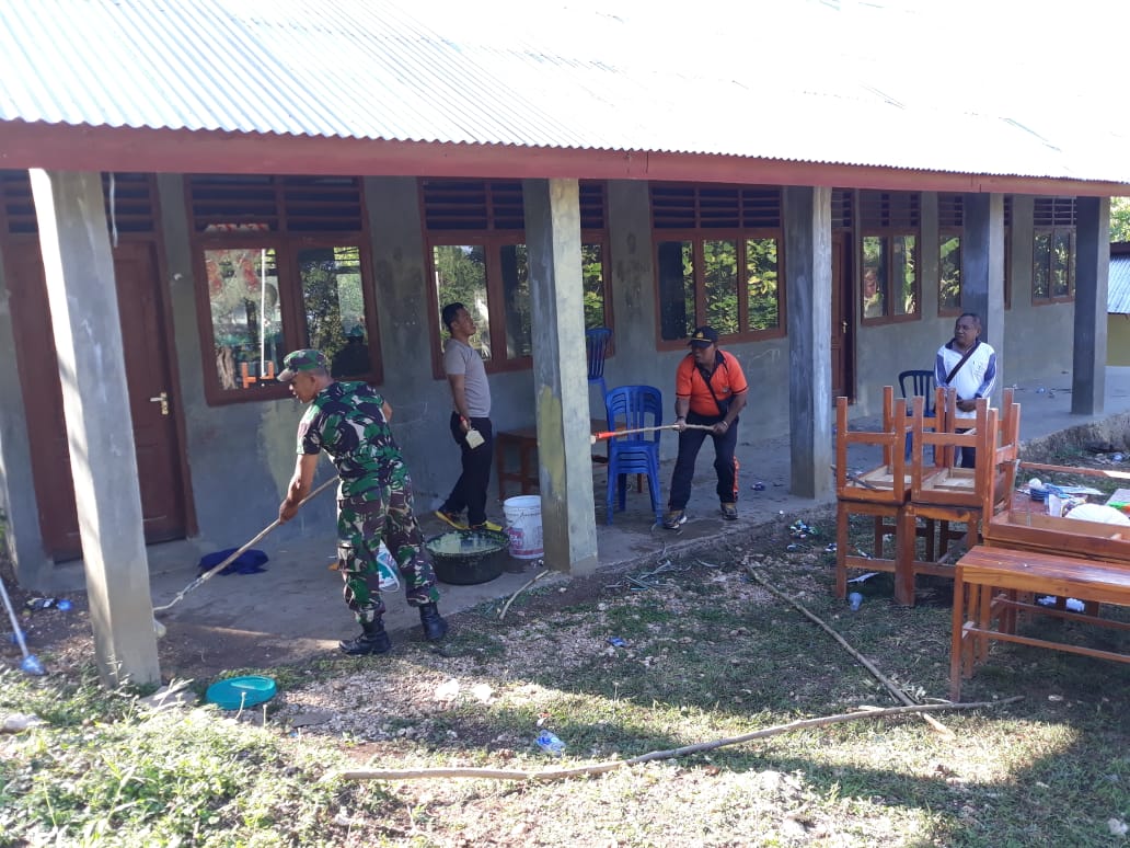 Peduli Pendidikan, Anggota Polsek Macang Pacar dan TNI Cat Gedung TK Bari