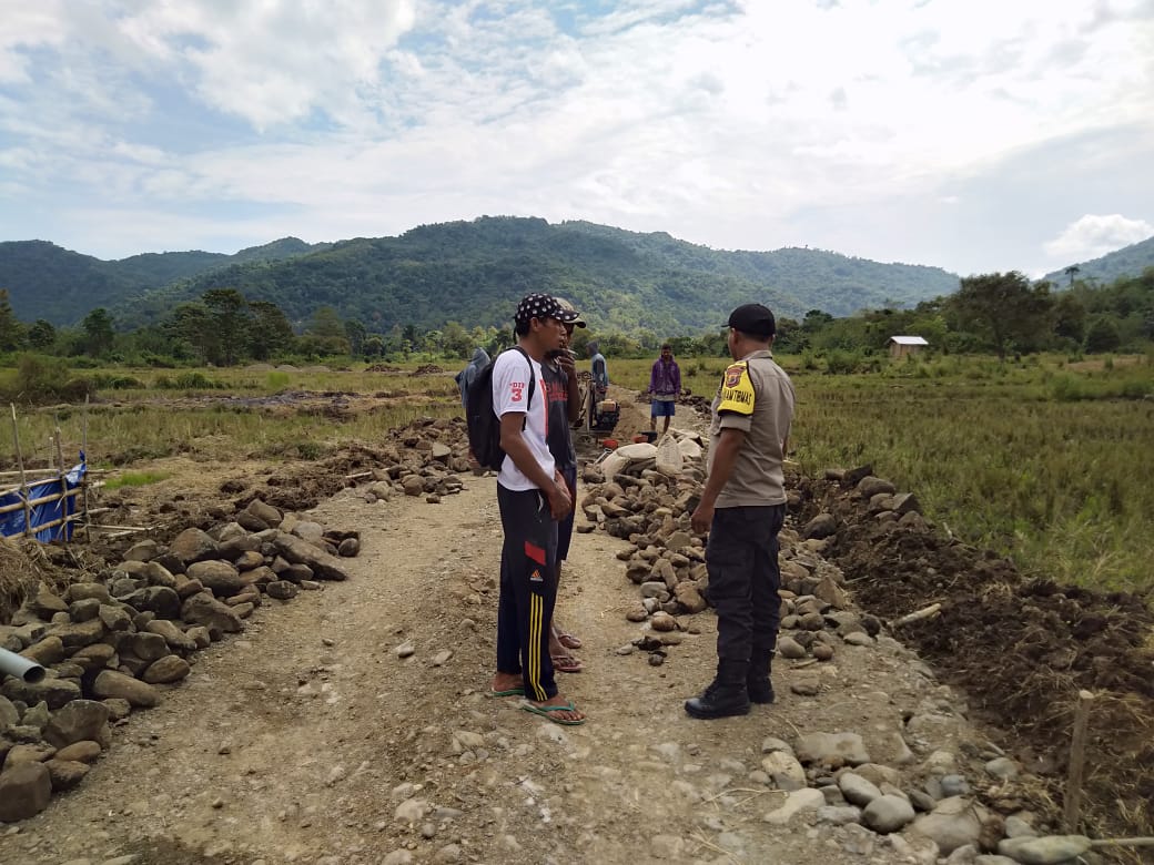 Pastikan Sesuai RAB, Bhabinkamtibmas Desa Sepang Kawal Pembangunan Jalan Desa