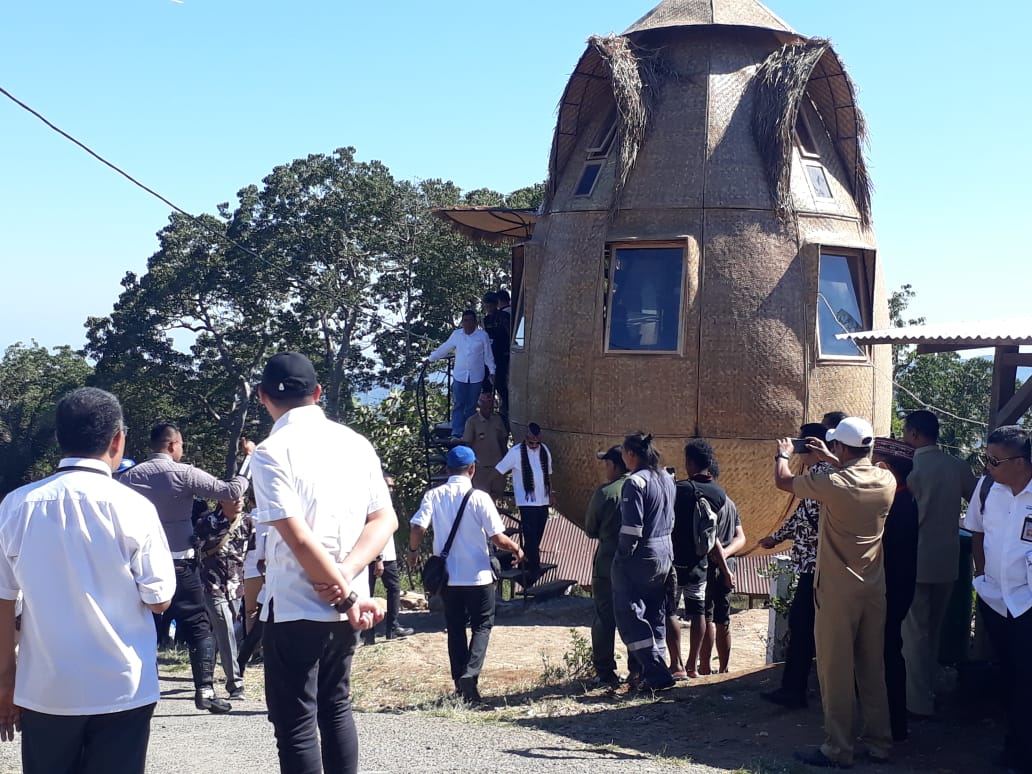 Bhabinkamtibmas Liang Ndara Dampingi Menpar RI Saksikan Pembangunan Home Pode