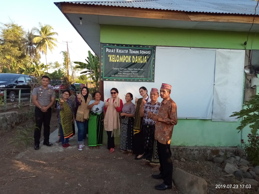 Dukung Wisata Budaya, Bhayangkari Cabang Mabar Kunjungi Pengrajin Tenun Songke