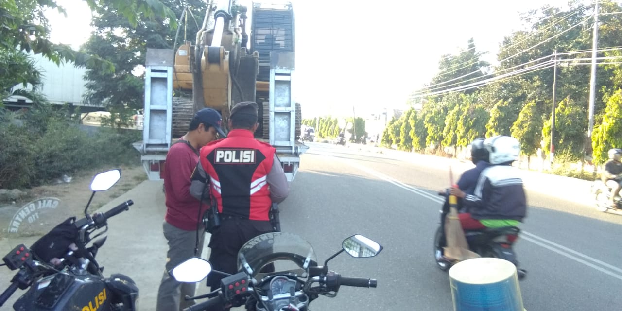 Pengaturan Rutin, Personel Sabhara Tegur Pengendara Motor Tak Pakai Helm