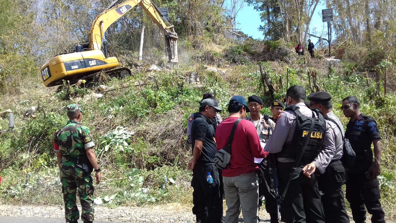 Hari Keempat, Personel Polres Mabar Jaga Lokasi Pembersihan Tanah di Jalur Pantura