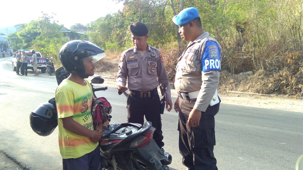 Banyak Murid Lalu Lalang, Anggota Turjawali Polres Mabar Rutin Gelar Pengaturan di Depan Sekolah