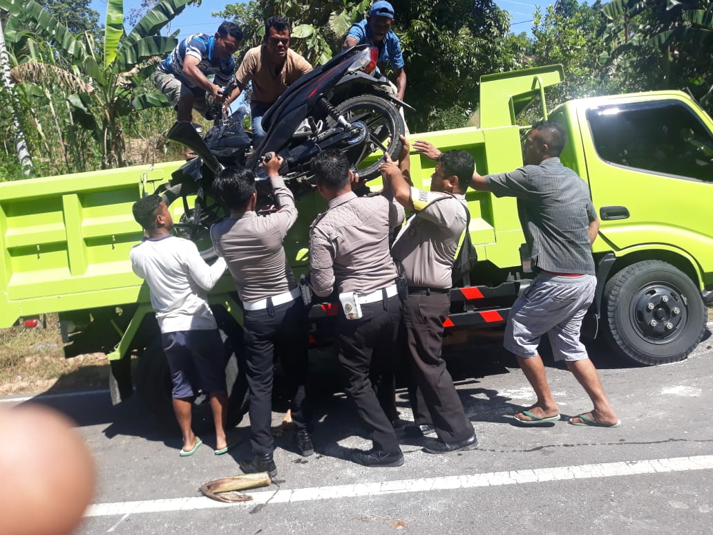 Bhabinkamtibmas Desa Watu Nggelek Bantu Evakuasi Barang Bukti Laka Lantas di Jalan Trans Flores