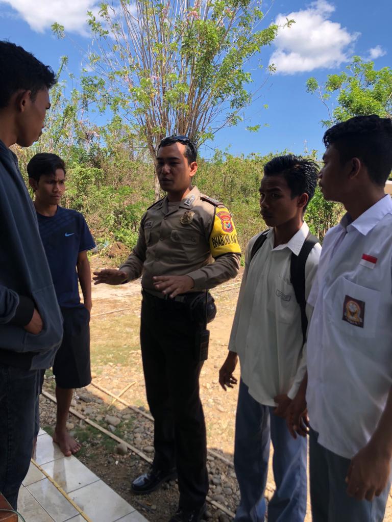 Sambang Rumah Warga, Bhabinkamtibmas Desa Golo Pongkor Sampaikan Pesan Kamtibmas