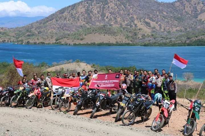 HUT RI Ke-74, Polres Mabar Kibarkan Bendera Merah Putih di Puncak Bukit