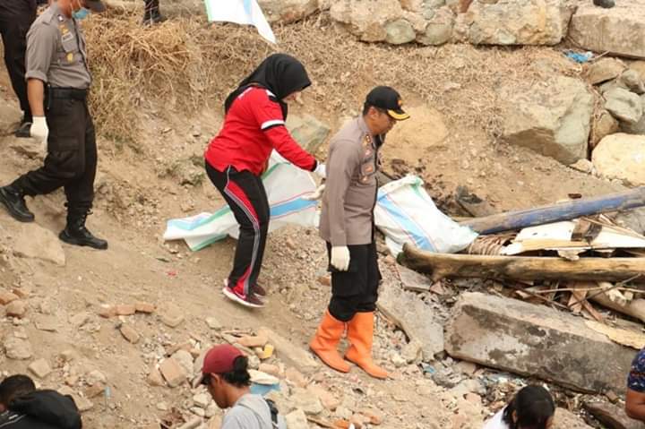 Bhayangkari Cabang Mabar Galakkan Bersih Pantai Peringati HUT RI Ke-74