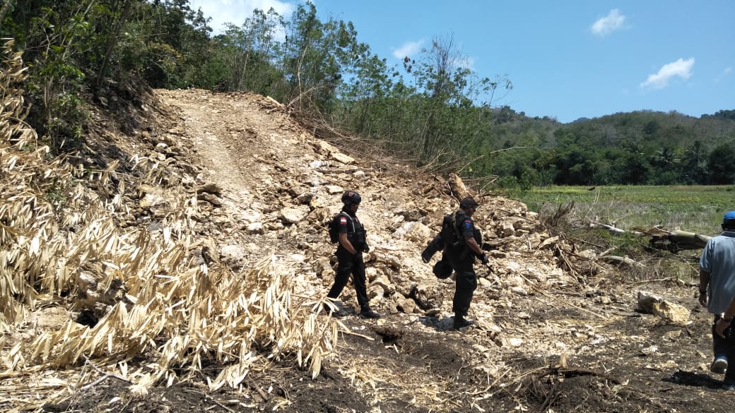 Personel Gabungan Amankan Pembersihan Tanah Jalan Baru Trans Pantura Labuan Bajo