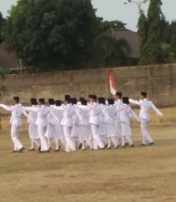 HUT RI Ke-74, Kapolsek Kuwus Hadiri Upacara Penurunan Bendera