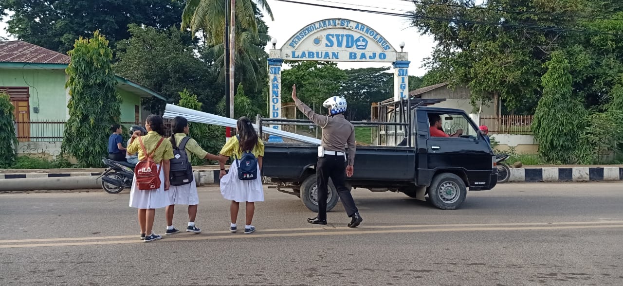Peduli Keselamatan Anak Sekolah, Polisi Bantu Menyeberangkan Jalan