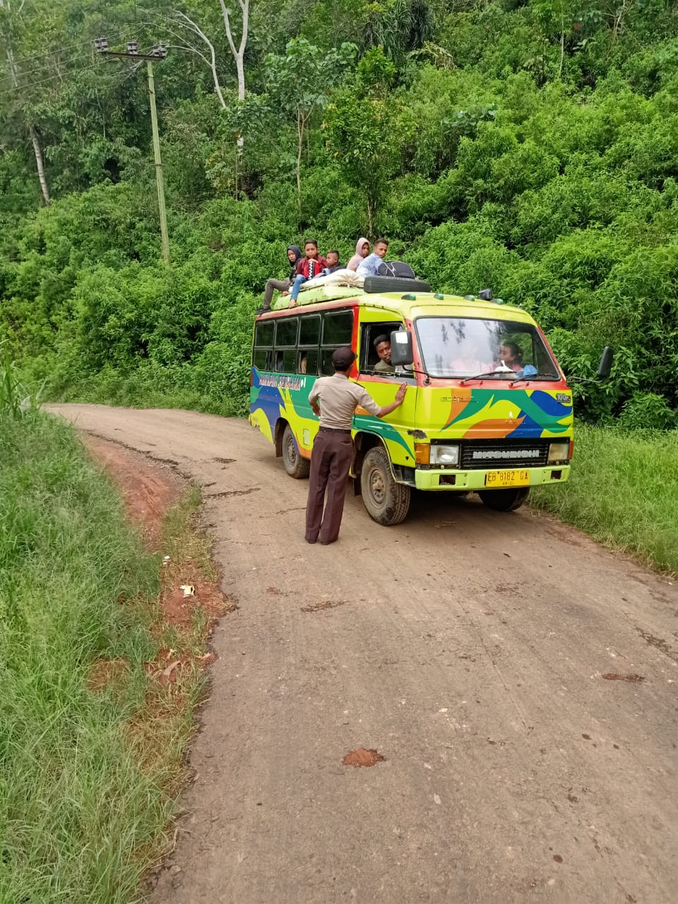 Dukung Keselamatan Berlalu lintas, Polsek Kuwus Tegur Sopir Bus