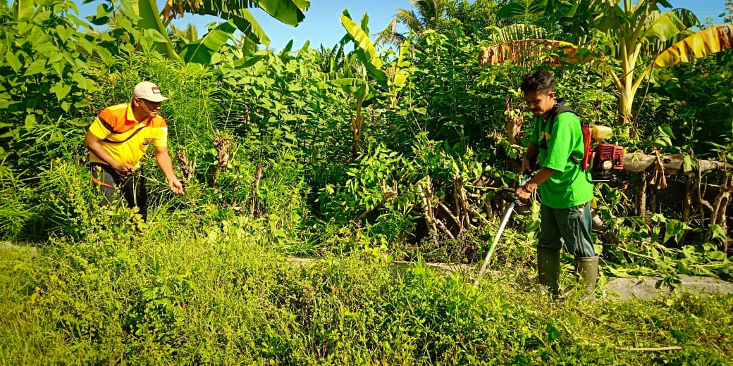 Bhabinkamtibmas Desa Poco Rutang Gotong - royong Bersama Warga Dusun II Wae Nakeng