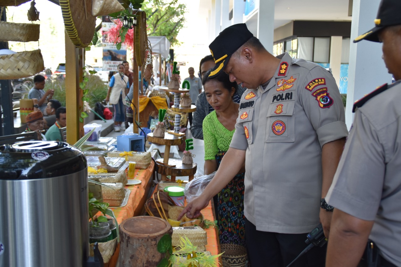 KAPOLRES MANGGARAI BARAT KUNJUNGI BEBERAPA STAND DI KAWASAN MARINA BAY LABUAN BAJO