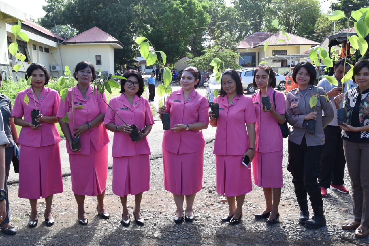 Polri Peduli Penghijauan, Bhayangkari Cabang Manggarai Barat Ikut Tanam Pohon