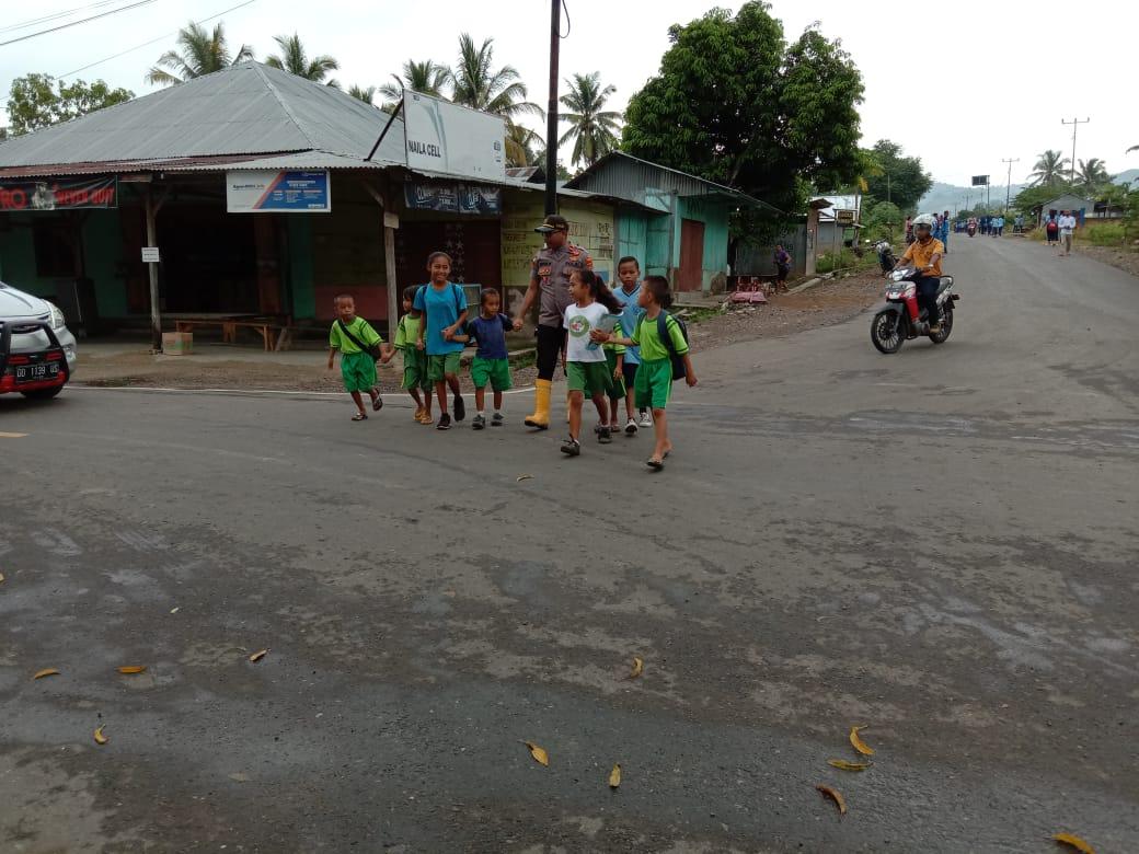 Kapolsek Komodo Bantu Siswa SD yang Hendak Pergi ke Sekolah.