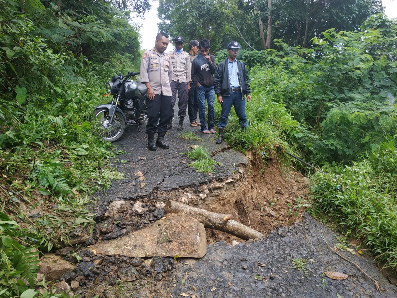 Kapolsek Kuwus Turun Langsung Meninjau Lokasi Longsor