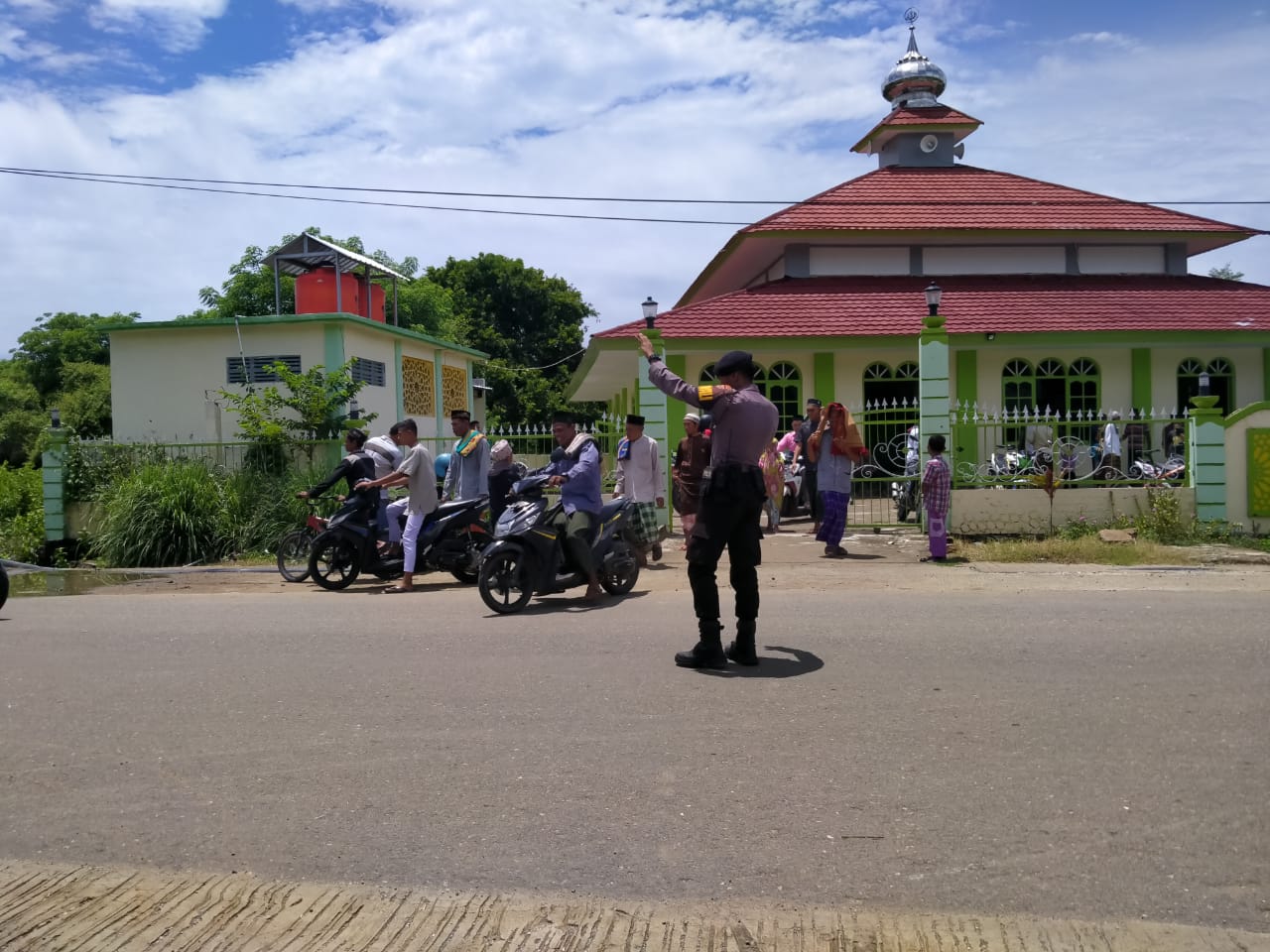 Polres Mabar Melaksanakan Pengamanan Ibadah Sholat Jumat Pada Masjid Di Labuan Bajo